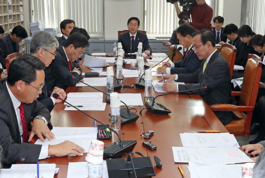 여야 '최순실 특검법안' 추가 논의      (서울=연합뉴스) 이정훈 기자 = 17일 오전 국회 법제사법위원회 제1소위원회에서 위원장인 더불어민주당 박범계 의원(가운데) 주재로 '최순실 특검법안' 추가 논의를 위한 회의가 열리고 있다. 2016.11.17      uwg806@yna.co.kr  (끝)